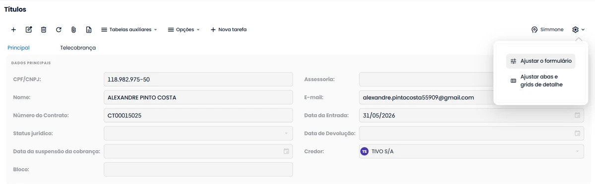 A ficha de um título, com a aba Principal e o grupo Dados principais, e a engrenagem aberta no canto direito com duas opções: Ajustar o formulário e Ajustar abas e grids de detalhe.